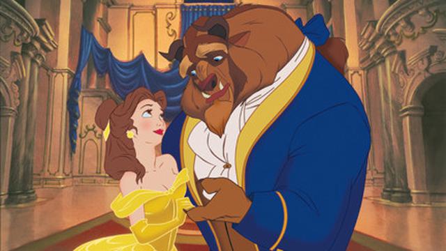 Princess Belle berdansa dengan si Monster ’Beast’ (credit: crescentavalleyweekly.com)