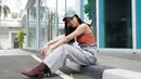 Penampilan casual Lyodra Ginting di berbagai kesempatan berhasil curi perhatian netizen. Menggunakan celana motif senada dengan topi serta tanktop, gaya Lyodra ini terlihat memesona. (Liputan6.com/IG/@lyodraofficial)