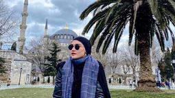 Wanita yang hobi olahraga ini rupanya kerap mengenakan busana yang tidak terlalu mencolok. Kendati demikian, busana gelap yang dipilih Zee Zee Shahab ini tak membuat pesonanya memudar sedikitpun.(Liputan6.com/IG/@zeezeeshahab)