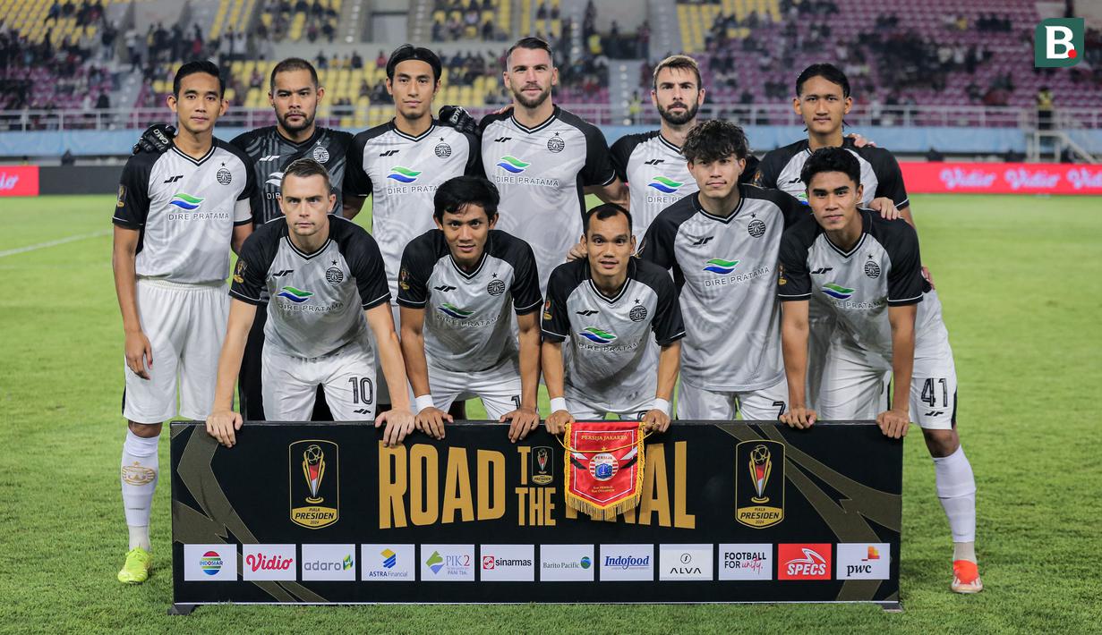 <p>Para pemain starting XI Persija Jakarta berfoto bersama sebelum dimulainya laga perebutan peringkat ketiga Piala Presiden 2024 menghadapi Persis Solo di Stadion Manahan, Solo, Sabtu (3/8/2024). (Bola.com/Bagaskara Lazuardi)</p>