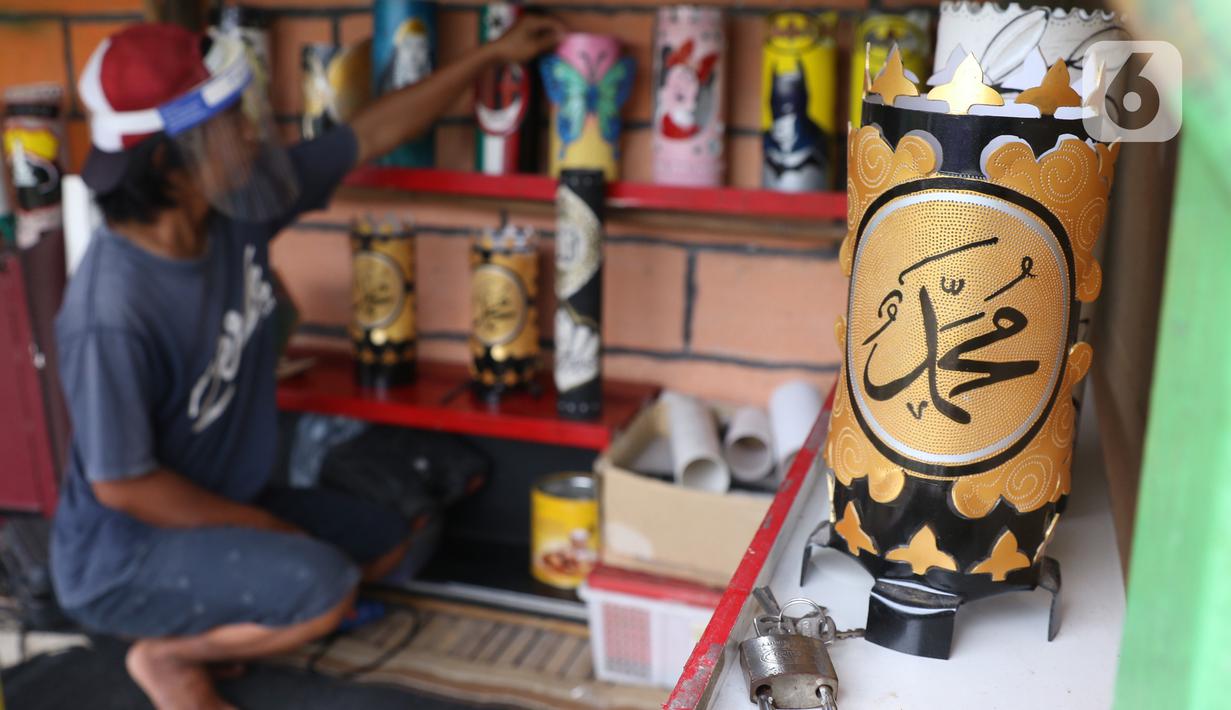 Salah satu lampu hias berkarakter dari bahan pipa yang telah selesai dibuat di Tangerang, Selasa (5/1/2021). Lampu hias berkarater tersebut dijual dikasaran harga Rp 100 hingga Rp 150 ribu tergantung tingkat kesulitan. (Liputan6.com/Angga Yuniar)