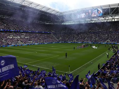 Suporter Everton memadati Stadion Hill Dickinson dalam laga Liga Inggris antara Everton melawan Brighton pada Minggu (24/08/2025) waktu setempat. (AFP/Darren Staples)