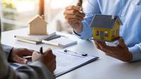 Ilustrasi beli rumah. (Shutterstock/CrizzyStudio)