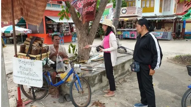 Kisah Kakek Tuna Netra Tetap Berjualan Demi Pengobatan Sang Istri Ini Bikin Haru
