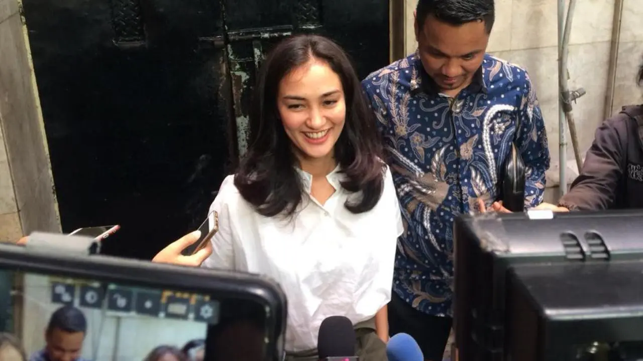 Atiqah Hasiholan menjenguk ibundanya Ratna Sarumpaet di Rutan Polda Metro Jaya yang menjadi tersangka penyebaran hoaks. (Merdeka.com/Ronald)