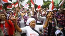 Pendukung Cagub DKI Basuki T Purnama meneriakkan yel di luar ruang sidang kasus penistaan agama, Jakarta, Selasa (10/1). Dengan mengenakan atribut kotak-kotak, massa membawa bendera Indonesia serta melakukan orasi damai. (Liputan6.com/Immanuel Antonius)