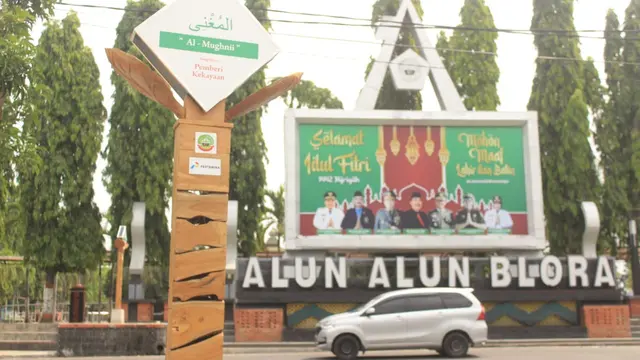 Penampakan 99 lampu hias asmaulhusna yang dipasang mengelilingi wajah kota Blora, Jawa Tengah. (Liputan6.com/Ahmad Adirin)