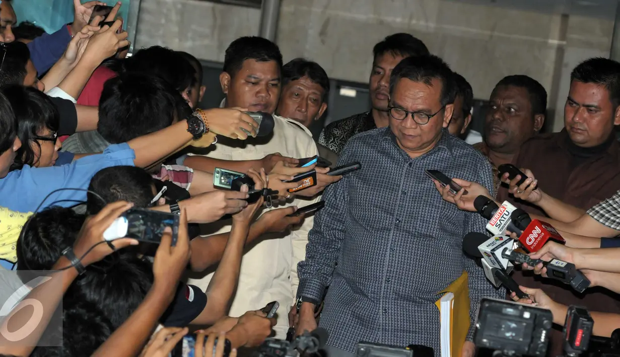 Ketua Badan Legislasi DPRD DKI Jakarta, M Taufik usai diperiksa KPK, Jakarta, Senin (11/4) Taufik diperiksa sebagai saksi terkait dugaan penerimaan hadiah atau janji terkait pembahasan Raperda tentang Reklamasi. (Liputan6.com/Helmi Afandi)