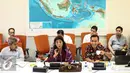 Menteri Kelautan dan Perikanan, Susi Pudjiastuti memberikan keterangan terkait Reklamasi Teluk Benoa, Percepatan Pembangunan Natuna dan info terbaru kebijakan Kementerian Kelautan dan Perikanan, Jakarta, Selasa (26/7). (Liputan6.com/Faizal Fanani)