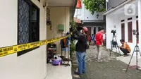 Dari lokasi kejadian, polisi juga menemukan pesan bertuliskan 'puas bunda, tx for all' berwarna merah di lantai. Diduga dibuat oleh terduga pelaku berinisial PD alias P (41) yang merupakan ayah para korban. (Liputan6.com/Herman Zakharia)