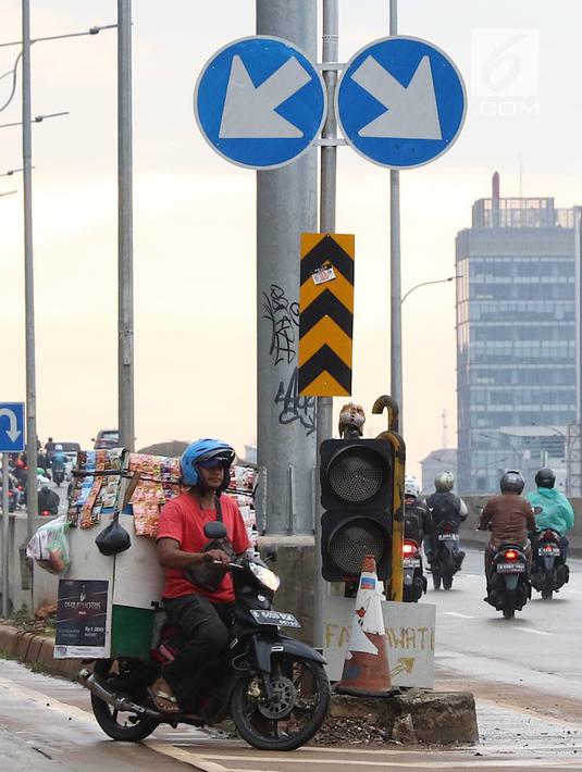 Pengendara sepeda motor melawan arus lalu lintas di akses persimpangan Jalan TB Simatupang - Jalan Antasari di Jakarta, Senin (8/4). Tidak adanya pengawasan serta sanksi tegas bagi pelanggar menyebabkan para pengendara tersebut nekat melawan arus lalu lintas. (Liputan6.com/Immanuel Antonius)