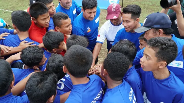 Alumni AQUADNC Andik Vermansah, Head Coach AQUADNC Alfredo Vera, dan Assistant Coach AQUADNC Esteban Busto ikut menyuarakan yel-yel bersama dengan tim dari ASIOP APACINTI dan FOSSBI Rajawali Muda sebelum pertandingan persahabatan dimulai.