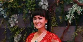 Julia Perez berpose sebagai Nyai Roro Kidul dalam pameran foto 'Alkisah'. (Wimbarsana/Bintang.com)