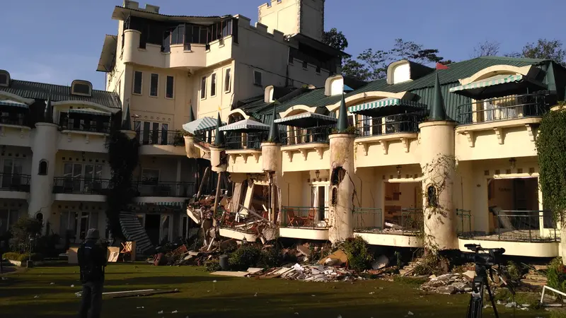 Bangunan hotel runtuh akibat tertimpa tanah longsor di Cianjur