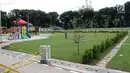 Pekerja menyirami rumput dalam pengerjaan revitalisasi Taman Lapangan Banteng, Jakarta Pusat, Rabu (7/3). Revitalisasi Taman Lapangan Banteng ditargetkan rampung pada akhir Maret 2018. (Liputan6.com/Arya Manggala)