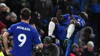 Gelandang Chelsea, Victor Moses melakukan salto untuk merayakan golnya ke gawang West Bromwich Albion pada laga pekan ke-27 Premier League di Stamford Bridge, Selasa (13/2). Moses mencetak satu dari tiga gol untuk timnya. (Ben STANSALL/AFP)