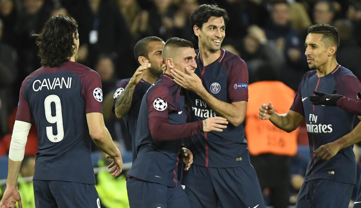 Para pemain Paris Saint-Germain merayakan gol Marco Verratti (tengah) saat melawan Celtic pada laga grup B Liga Champions di Parc des Princes stadium, Paris, (22/11/2017). PSG menang telak 7-0.  (AFP/Bertrand Guay)