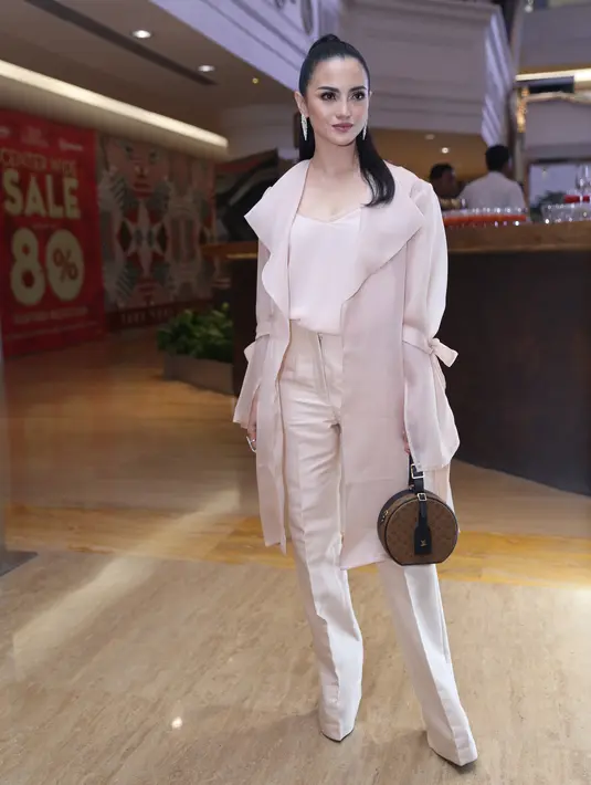 Setelah ditinggal sang suami beberapa bulan silam, kini Ririn akan fokus membesarkan buah hatinya. Bahkan, untuk saat ini, ia mengaku tak ingin menikah dulu. (Nurwahyunan/Bintang.com)