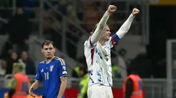 Diketahui, Norwegia terakhir kali tampil pada Piala Dunia 1998 di Prancis. Tampak dalam foto, kapten Timnas Norwegia, Erling Braut Haaland merayakan gol ketiga timnya di samping gelandang Italia, Nicolo Barella selama pertandingan kualifikasi Piala Dunia 2026 antara Italia dan Norwegia di Stadion San Siro, Milan, pada 16 November 2025. (Stefano RELLANDINI/AFP)