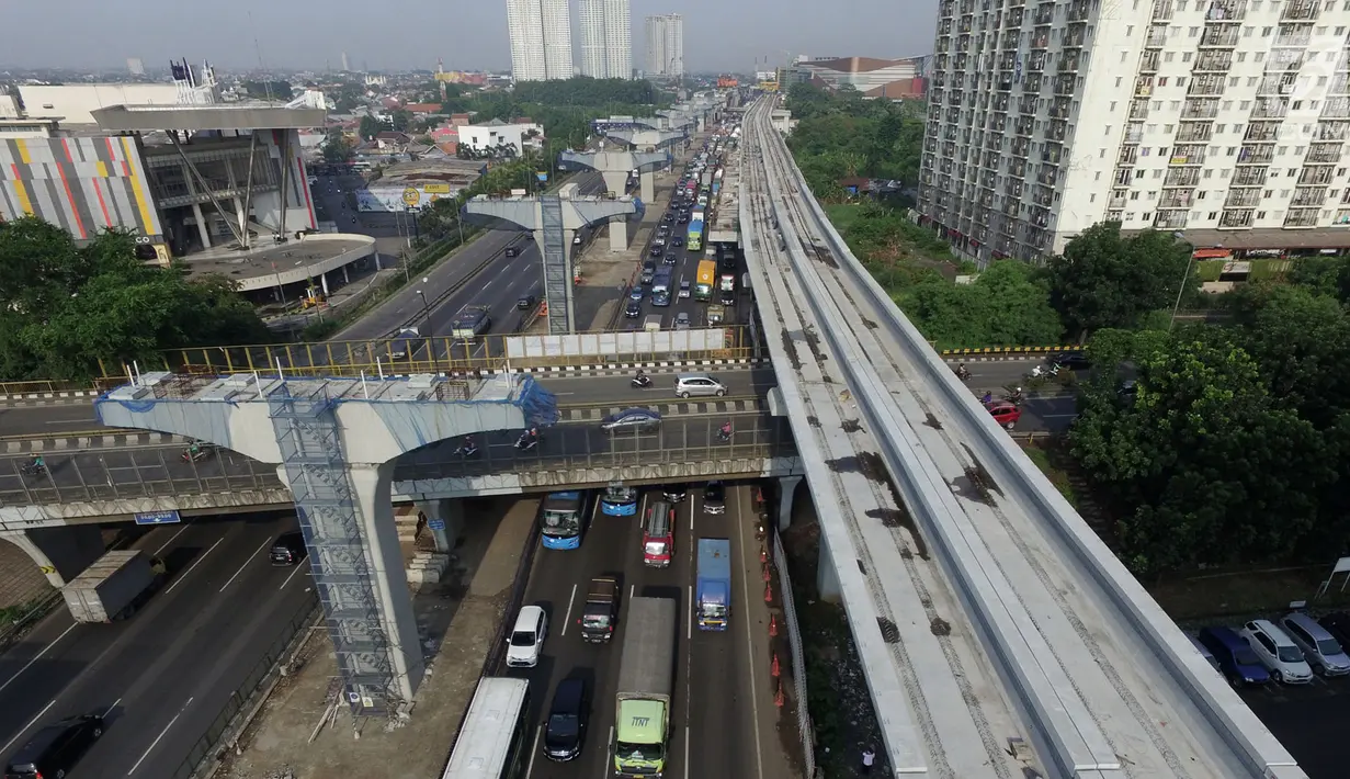Kepadatan arus lalu lintas saat melintasi proyek Tol Jakarta-Cikampek II dan kereta api ringan (LRT) di Bekasi, Selasa (18/12). Penghentian pembangunan proyek di ruas tol Jakarta-Cikampek berlangsung hingga 1 Januari 2019. (Merdeka.com/Iqbal S. Nugroho)