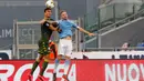 Gelandang Lazio, Manuel Lazzari berebut bola dengan pemain Brescia, Ales Mateju pada laga pekan ke-37 Liga Italia di Stadion Olimpico, Rabu (29/7/2020). Lazio menaklukkan tamunya Brescia dengan skor 2-0. (AP Photo/Riccardo De Luca)