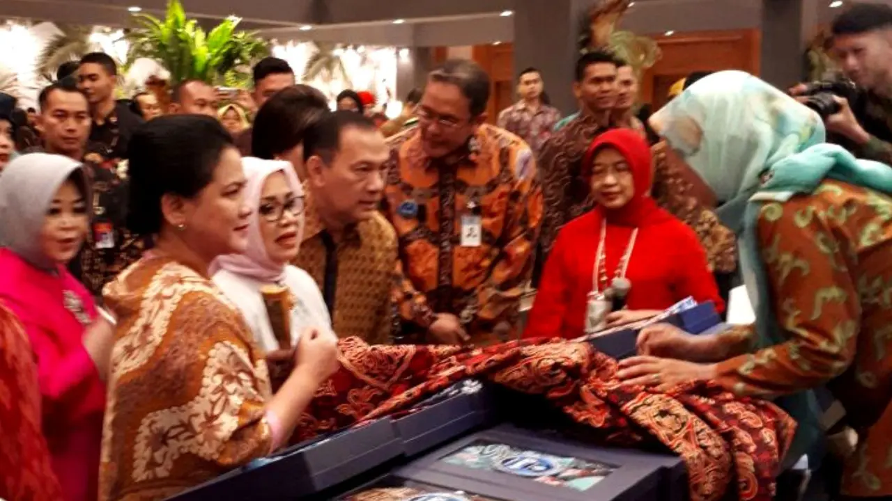 ﻿Senyum Pengrajin Batik Kain Besurek Bengkulu Mulai Mengembang