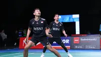 Fajar Alfian/Muhammad Rian Ardianto tanpa kesulitan melaju ke babak 16 besar Australian Open 2023&nbsp;setelah mengalahkan Ryan Tong/Jack Wang asal Selandia Baru. Ganda putra Indonesia itu menang&nbsp;21-14 dan 21-9 di Quay Centre, Sydney Olympic Park, Sydney, Selasa (1/8). (foto: PBSI)