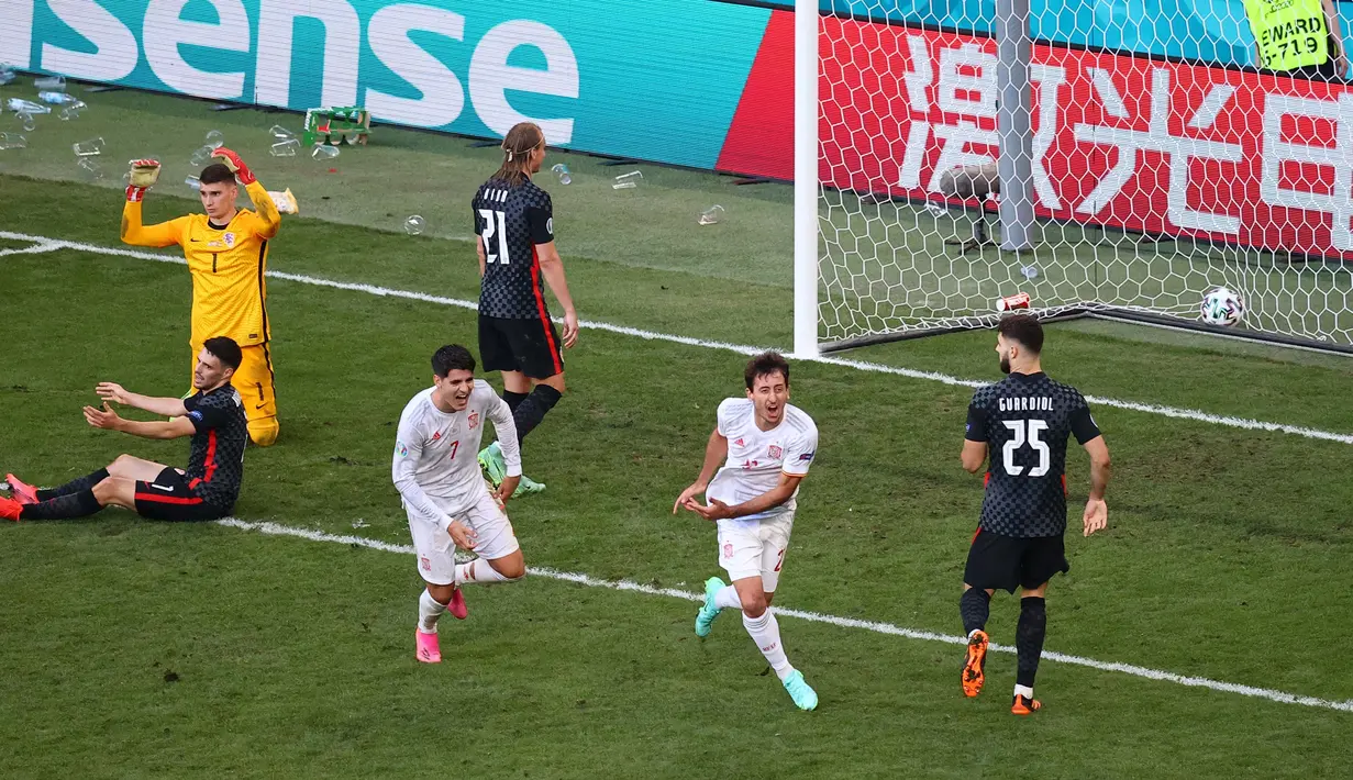 Tiga menit berselang, Spanyol kembali menambah gol. Kali ini melalui Mikel Oyarzabal dari dalam kotak penalti. Skor 5-3 untuk kemenangan Spanyol bertahan hingga perpangangan waktu habis. (Foto: AFP/Pool/Wolfgang Rattay)