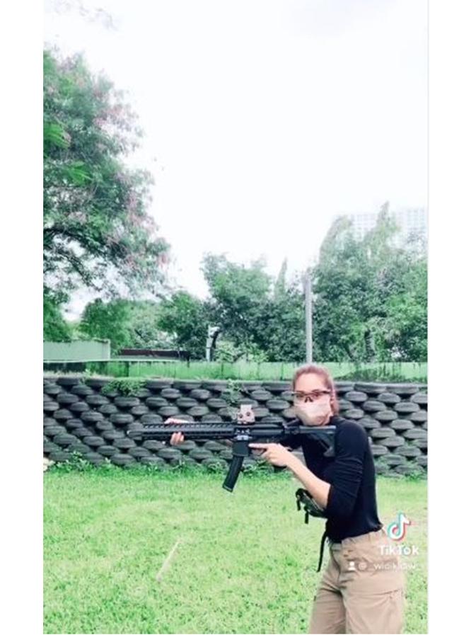 Potret Widi Vierratale saat jadi instruktur menembak. (Sumber: Instagram/_widikidiw_)