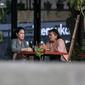 Warga berbincang di luar ruangan di kawasan Jalan Thamrin, Jakarta, Selasa (17/5/2022). Presiden Joko Widodo atau Jokowi mengumumkan kebijakan pelonggaran penggunaan masker karena situasi pandemi COVID-19 di Indonesia sudah menunjukkan perbaikan. (Liputan6.com/Faizal Fanani)