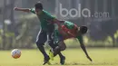 Gelandang Barito Putera, Paulo Sitanggang, berebut bola dengan gelandang PSM, Asnawi Bahar, saat mengikuti seleksi Timnas Indonesia U-22 di Lapangan SPH Karawaci, Banten, Kamis (9/3/2017). (Bola.com/Vitalis Yogi Trisna)
