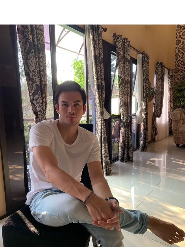 Resmi Jadi Pemeran Utama di Satria Dewa Gatotkaca, Ini 7 Gaya Kasual Rizky Nazar