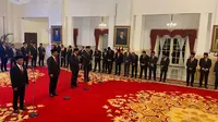 Jokowi melantik menteri dan wakil menteri baru di Istana Negara, Jakarta, Senin 919/8/2024). Tidak terlihat presiden terpilih Prabowo Subianto dalam pelantikan tersebut. (Liputan6.com/ Muhammad Radityo Priyasmoro)