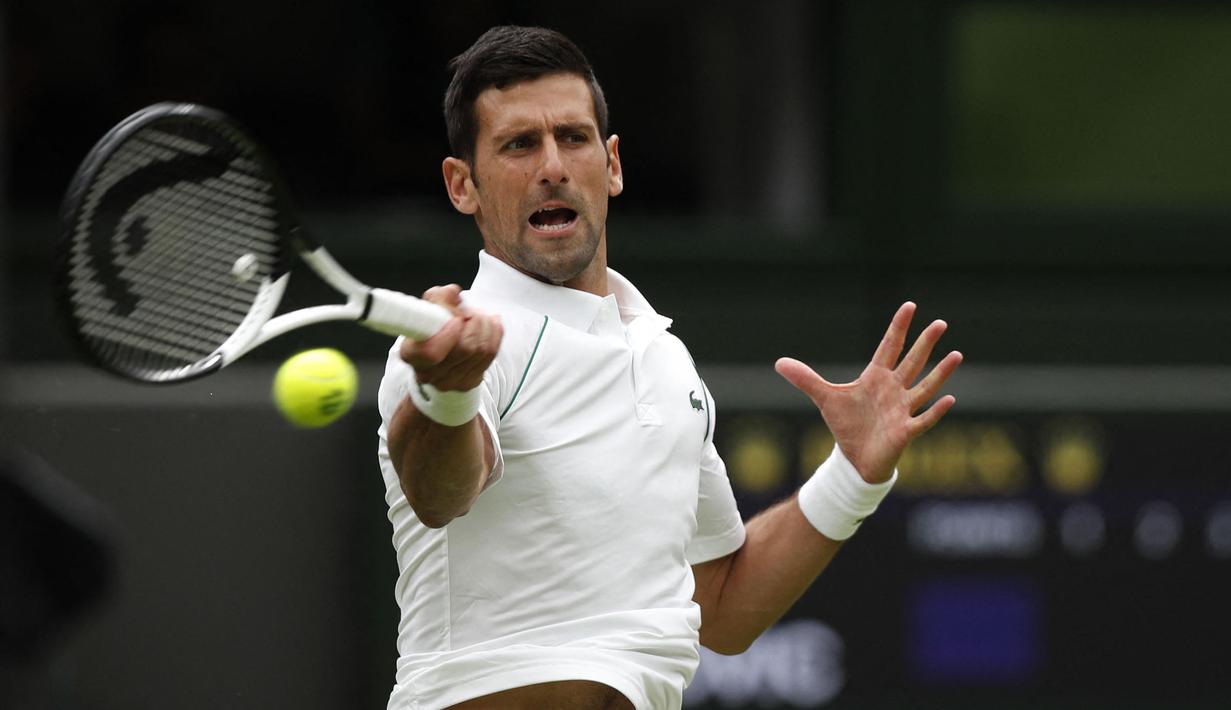 Bermain di Centre Court, Djokovic tampil luar biasa. Pukulan demi pukulan yang ia lesatkan gagal dibendung oleh Kwon Soon-woo. Set pertama pun berakhir dengan skor 6-3 atas kemenangan petenis Serbia tersebut. (AFP/Adrian Dennis)