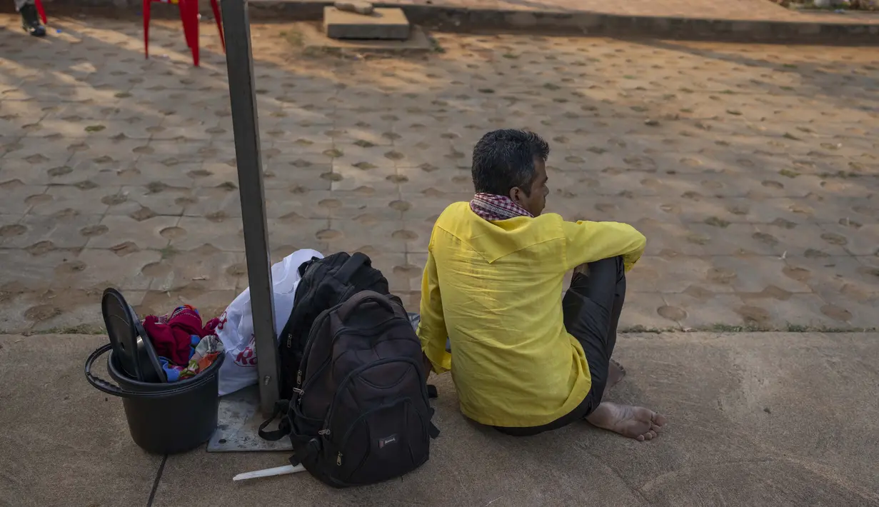 Kerabat penumpang yang tewas dalam kecelakaan itu Jumat berbaris di luar Institut Ilmu Kedokteran Seluruh India di timur kota itu. (AP Photo/Rafiq Maqbool)