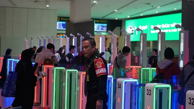 Petugas Imigrasi Lakukan Pengawasan Orang Asing di Malam Pergantian Tahun di Bandara Soetta