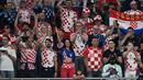 Sejumlah suporter Timnas Kroasia yang hadir di Khalifa International Stadium juga ikut merayakan kemeriahan setelah Kroasia mencatatkan separuh dari kiprah di Piala Dunia selalu berakhir di posisi tiga besar. (AFP/Paul Ellis)