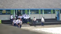 Siswa di SMP Negeri 3 Gandrungmangu, Cilacap seusai USBN. (Foto: Liputan6.com/Muhamad Ridlo)