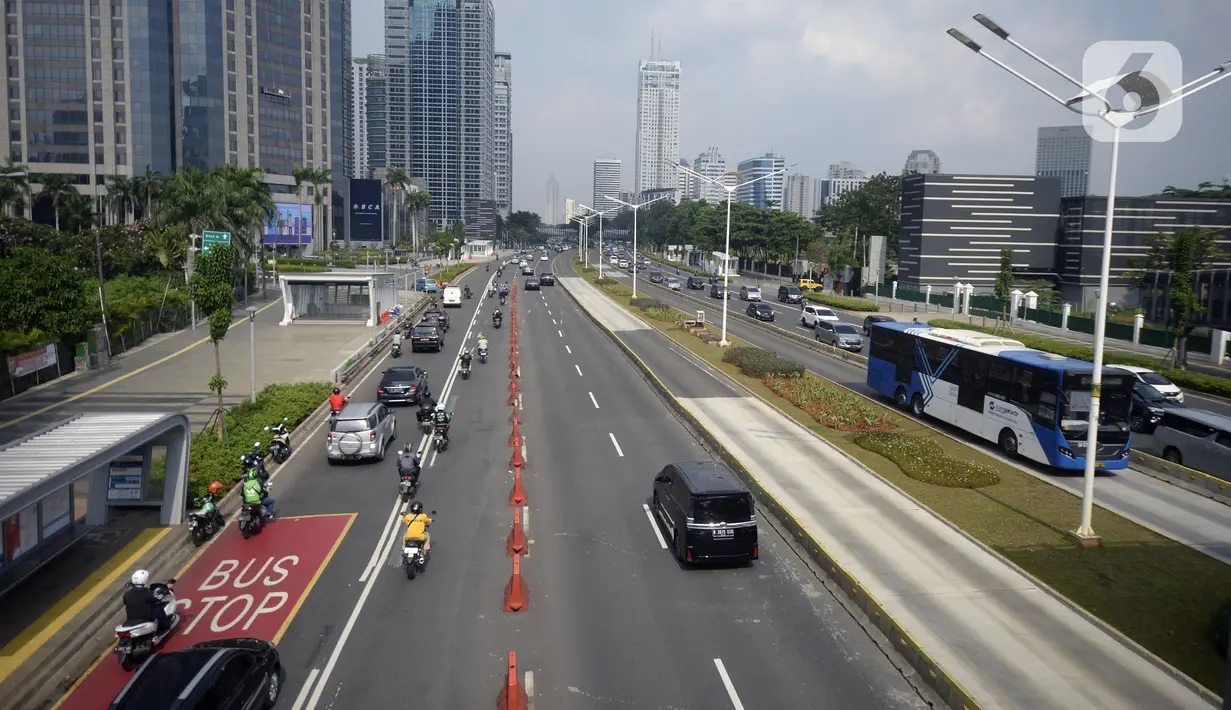Sejumlah kendaraan melintas di Jalan Sudirman, Jakarta, Senin (8/6/2020). Pemda DKI Jakarta menetapkan mulai dibuka transisi dari aktivitas masyarakat kegiatan perkantoran dan bisnis. (merdeka.com/Dwi Narwoko)