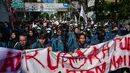 Mahasiswa dari Badan Eksekutif Mahasiswa (BEM) Univeristas Airlangga, BEM Seluruh Indonesia (SI) dan Aliansi BEM Surabaya (ABS) berunjuk rasa menentang kenaikan harga Bahan Bakar Minyak (BBM) non-subsidi dan program Makan Siang Gratis (MBG) di Surabaya, Jawa Timur, Rabu 17 Juni 2026. (JUNI KRISWANTO/AFP)