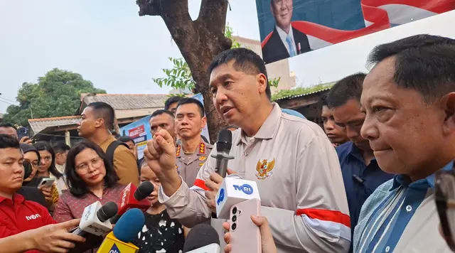 Maruarar Sirait Bedah Rumah Warga Desil I di Kampung Ambon