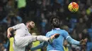 Pemain Swansea City, Angel Rangel (kiri), berebut bola dengan pemain Manchester City, Wilfried Bony, dalam lanjutan Liga Inggris di Stadion Etihad, Manchester, Sabtu (12/12/2015). (AFP/Lindsey Parnaby)