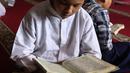 Seorang santri mengaji menggunakan Alquran di pondok pesantren kawasan Tangerang, Senin, (26/4/2021). Bulan Ramdhan banyak dimanfaatkan para santri tersebut untuk mematangkan hafalan Alquran hingga khatam. (Liputan6.com/Angga Yuniar)