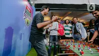 Pengujung menikmati fun games dalam acara Vidio Premier League Festival di Cilandak Town Square, Jakarta, Sabtu (5/8/2023). (Liputan6.com/Faizal Fanani)