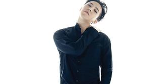Selain terjun di dunia hiburan, G-Dragon juga merambah bisnis dunia fashion. Ia punya lini fashion terbaru miliknya yang bernama PEACEMINUONE. (Foto: soompi.com)
