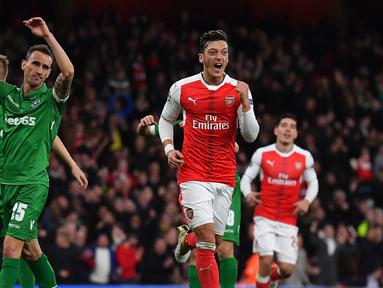 Hingga mengumumkan pensiun pada Rabu, 22 Maret 2023 melalui unggahan akun instagram pribadinya, Mesut Oezil total mencetak 98 gol dari 605 laga bersama 6 klub yang pernah dibelanya, Schalke, Werder Bremen, Real Madrid, Arsenal, Fenerbahce dan Istanbul Basaksehir sejak 2006/2007 hingga 2022/2023. Hanya bersama klub terakhirnya Istanbul Basaksehir ia gagal menyumbang gol. Dari total 98 gol, tercatat ada 4 klub yang menjadi lumbung gol yang masing-masing mampu dijebol sebanyak 4 kali. Berikut daftar keempat klub tersebut. (AFP/Ben Stansall)