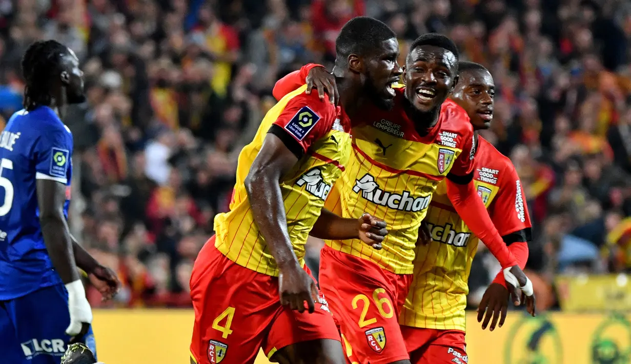 Lens. Dalam 7 laga awal Liga Prancis 2022/2023, Lens yang kini memasuki musim ketiga di Ligue 1 usai promosi pada musim 2020/2021 menempati peringkat ketiga dalam klasemen sementara dengan raihan 17 poin, hanya terpaut dua poin dengan PSG sebagai pemuncak klasemen. Hasil itu didapat dari 5 kali menang dan 2 kali imbang dan belum pernah kalah. Hasil impresif Marseille tak lepas dari ketajaman striker Prancis, Florian Sotoca yang tampil tajam dengan raihan 5 gol. Dua musim sebelumnya, Lens berhasil mengakhiri musim dengan finis di posisi ke-7 secara beruntun. (AFP/Francois Lo Presti)