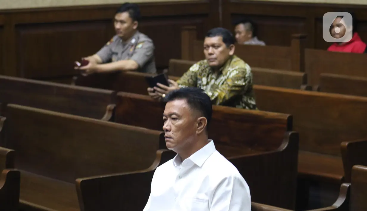 Terdakwa perantara suap mantan Bupati Kep Talaud Sri Wahyumi Maria Manalip terkait revitalisasi dua pasar TA 2019, Benhur Lalenoh jelang sidang putusan di Pengadilan Tipikor Jakarta, Senin (9/12/2019). Benhur dihukum empat tahun penjara denda Rp 200 juta. (Liputan6.com/Helmi Fithriansyah)