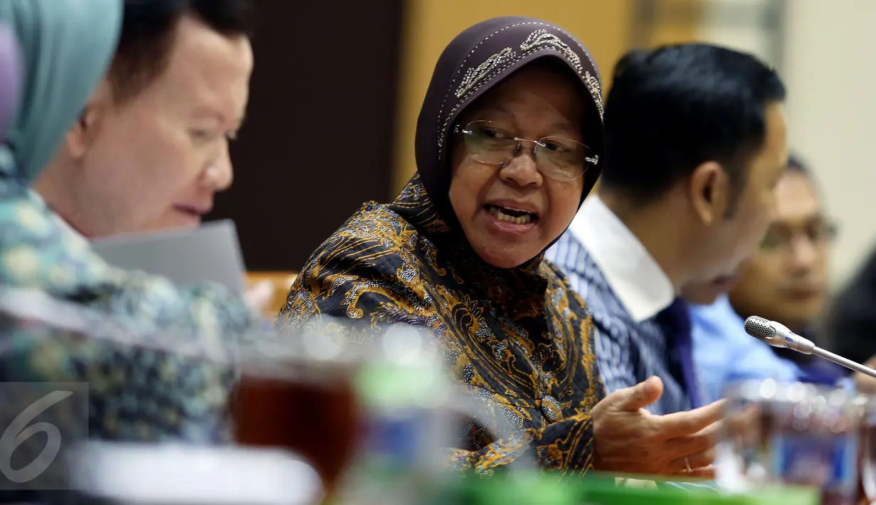 Walikota Surabaya Tri Rismaharini saat mengikuti Rapat dengar Pendapat dengan Komisi III DPR terkait perkembangan pembangunan pasar Turi Surabaya di Jakarta, Selasa (29/11). (Liputan6.com/Johan Tallo)