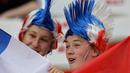 Dua suporter wanita Prancis mengenakan atribut di kepalanya sebelum menyaksikan pertandingan melawan Norwegia pada grup A Piala Dunia Wanita 2019 di Stadion Nice, Prancis (12/6/2019). (AP Photo/Claude Paris)